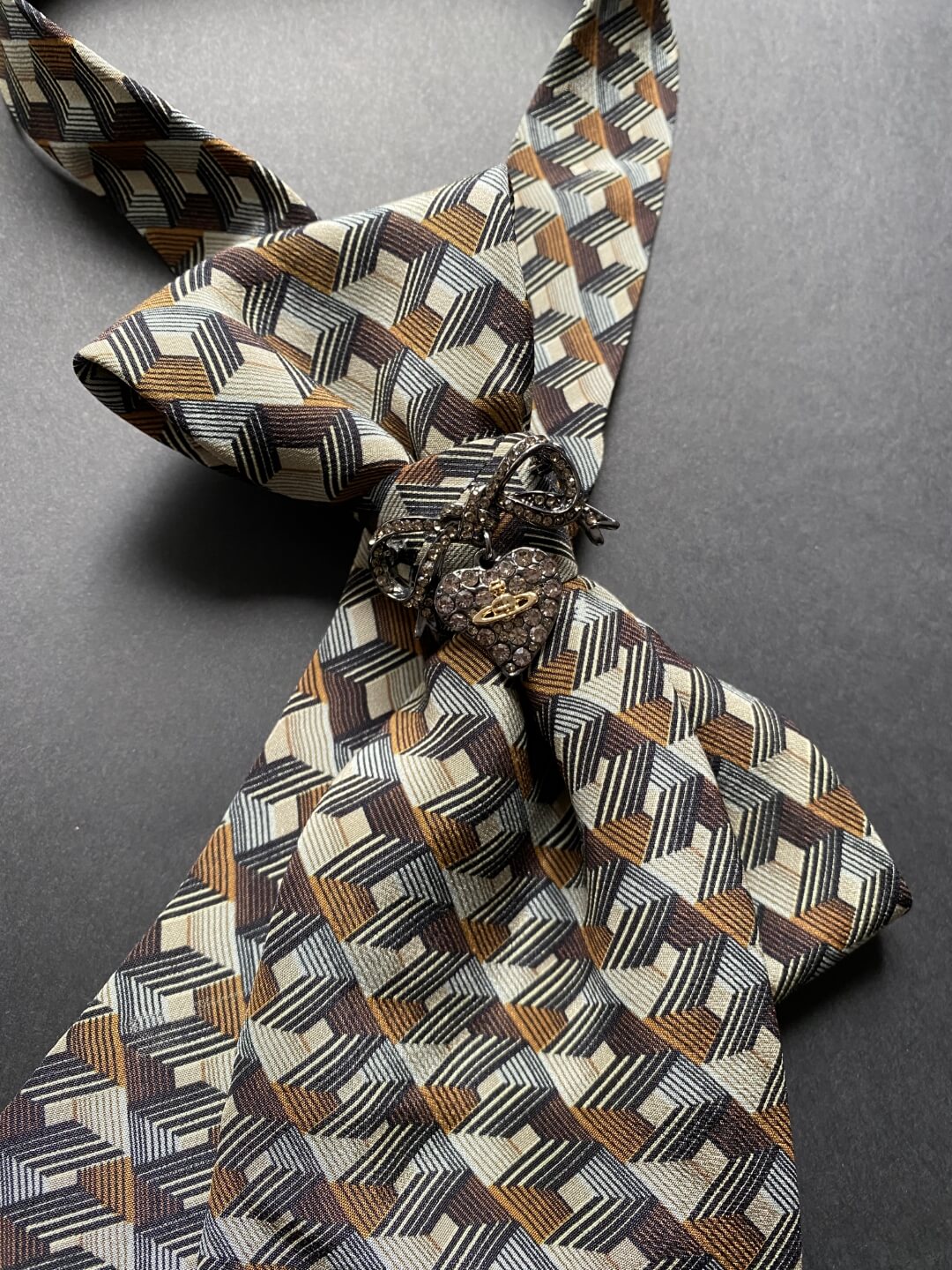 Unikatna svilena ženska kravata u smeđim tonovima s geometrijski uzorkom i brošem