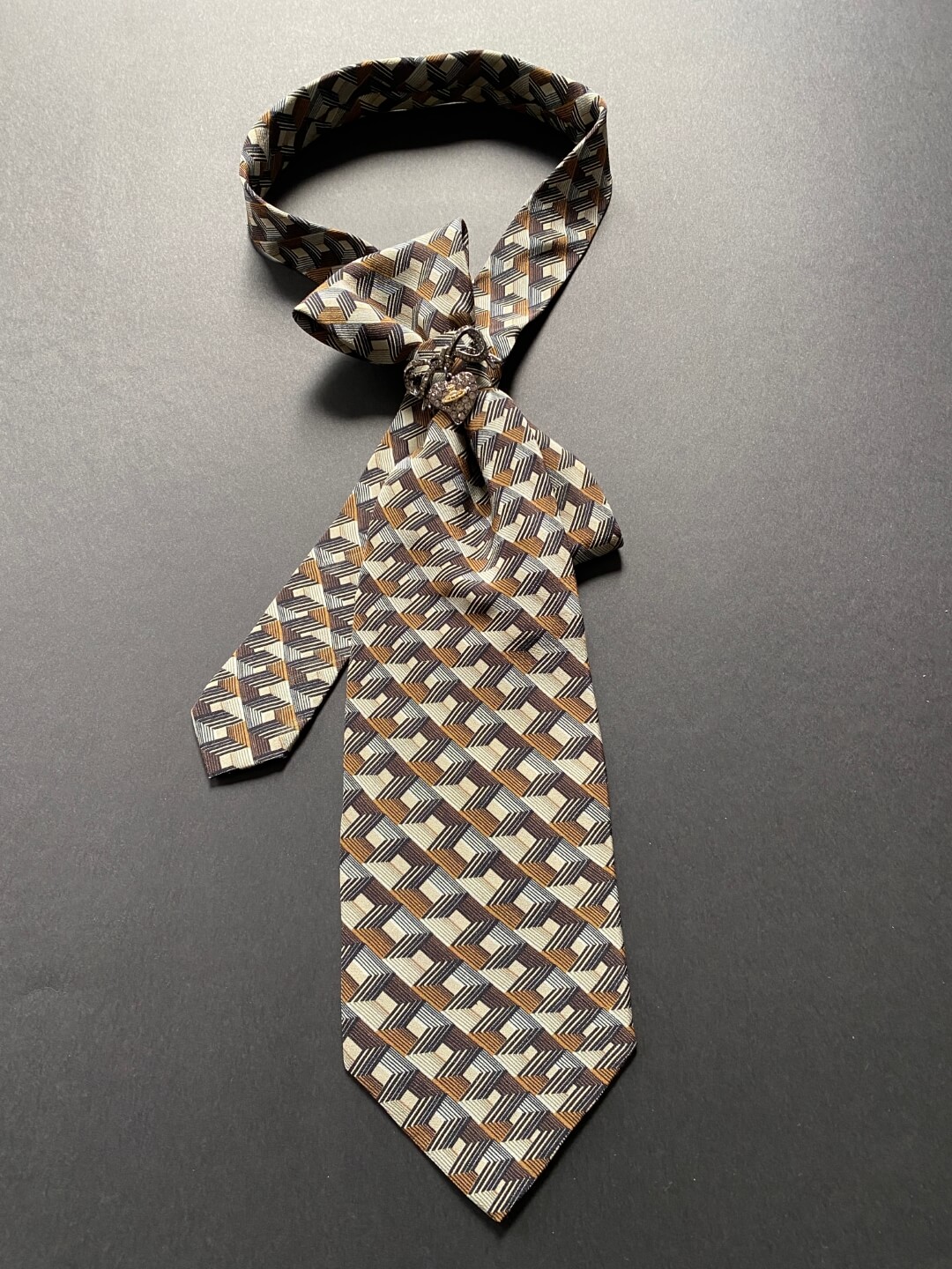 Unikatna svilena ženska kravata u smeđim tonovima s geometrijski uzorkom i brošem