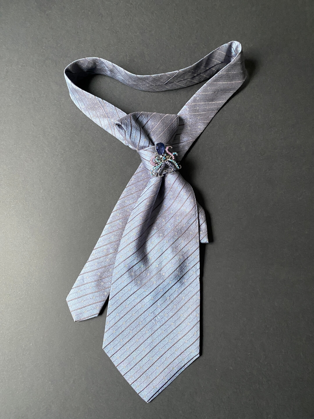 Unikatna svilena ženska kravata u sivo-plavoj boji s brošem u obliku hobotnice