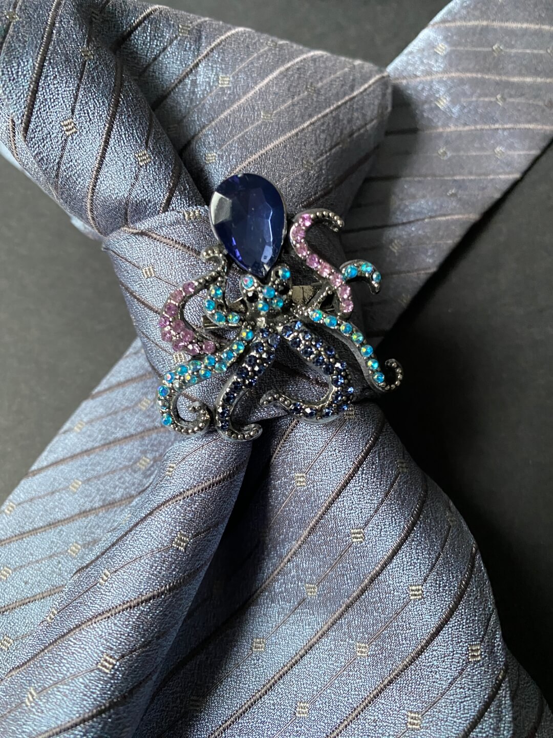 Unikatna svilena ženska kravata u sivo-plavoj boji s brošem u obliku hobotnice