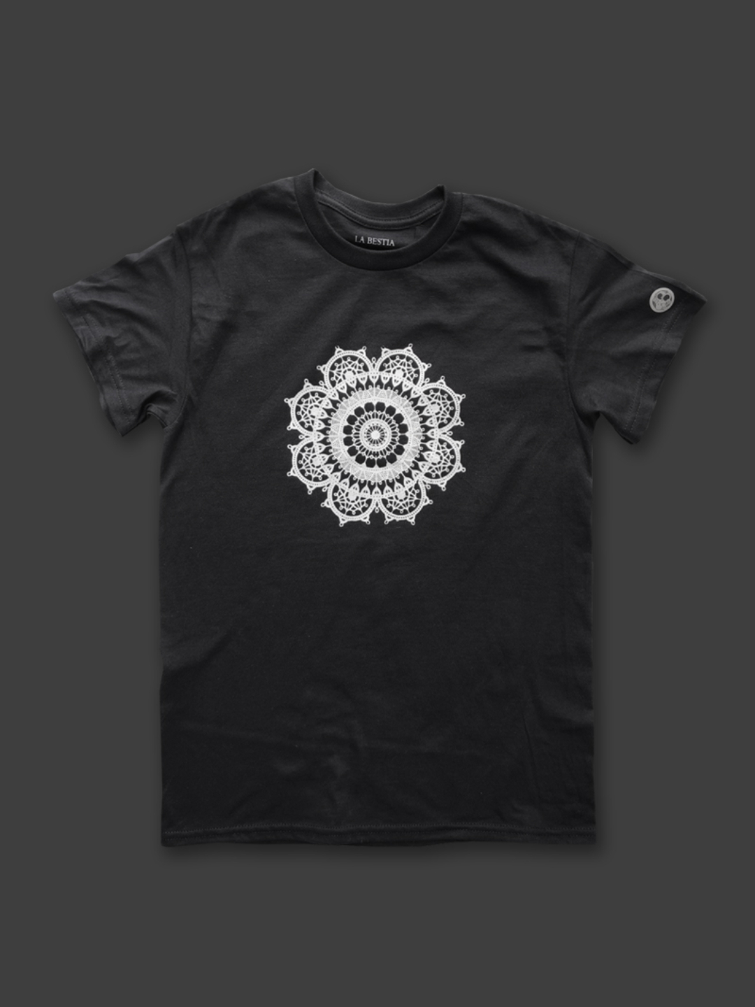 Crna pamučna majica s velikim centralnim bijelim printom u obliku čipke.