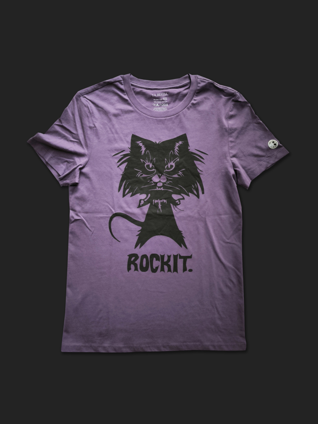 Ljubičasta pamučna majica s crnim printom raščupane mačke i natpisom ROCKIT.