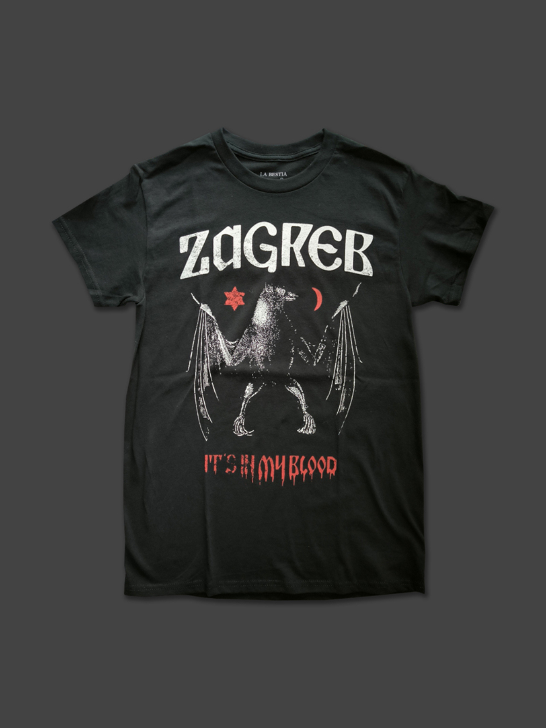 Crna pamučna majica s bijelim printom šišmiša, natpisom ZAGREB i crvenim tekstom It’s in my blood na prsima.