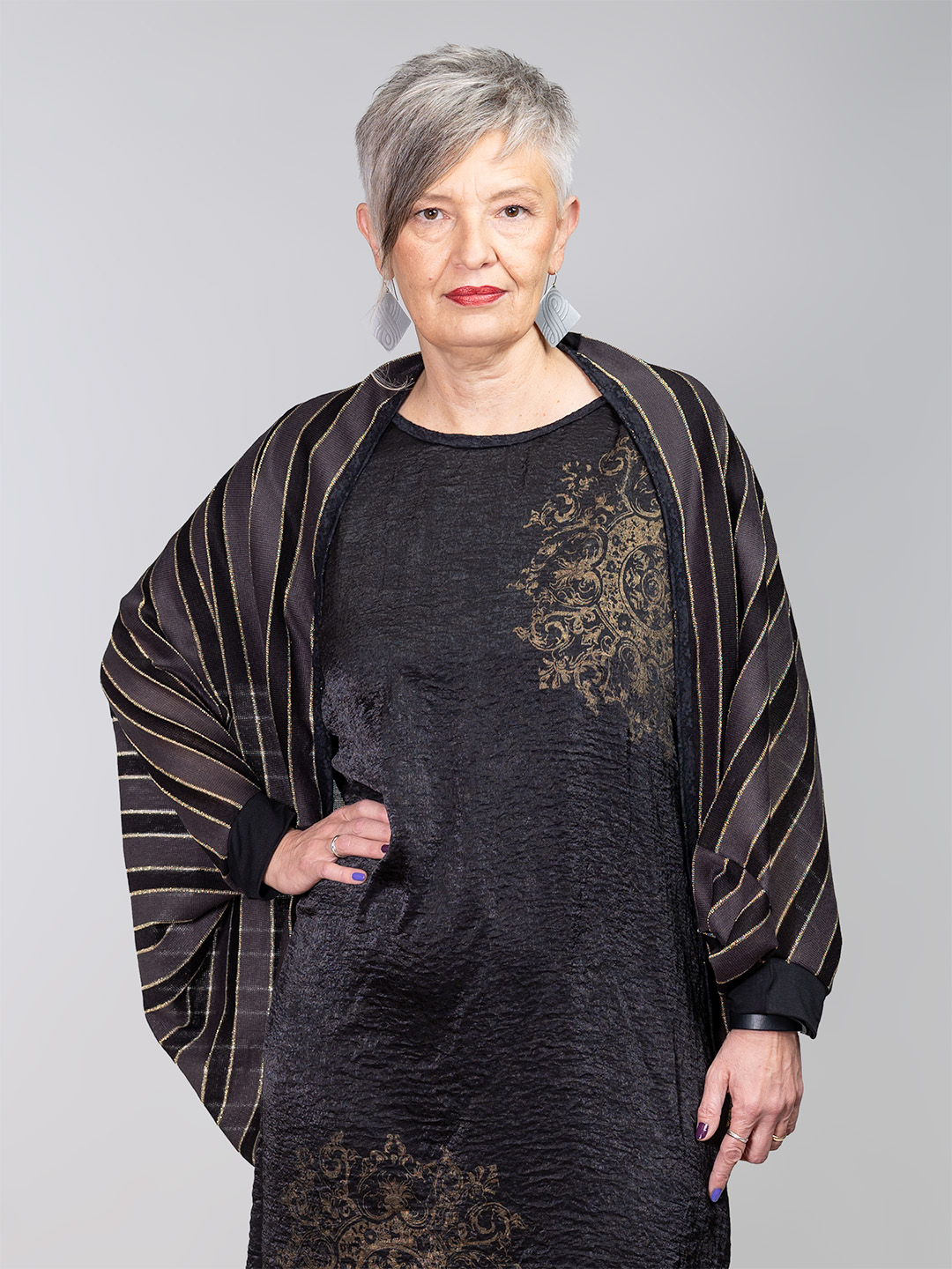 Vesta na pruge od laganog pletiva protkanog zlatnim nitima