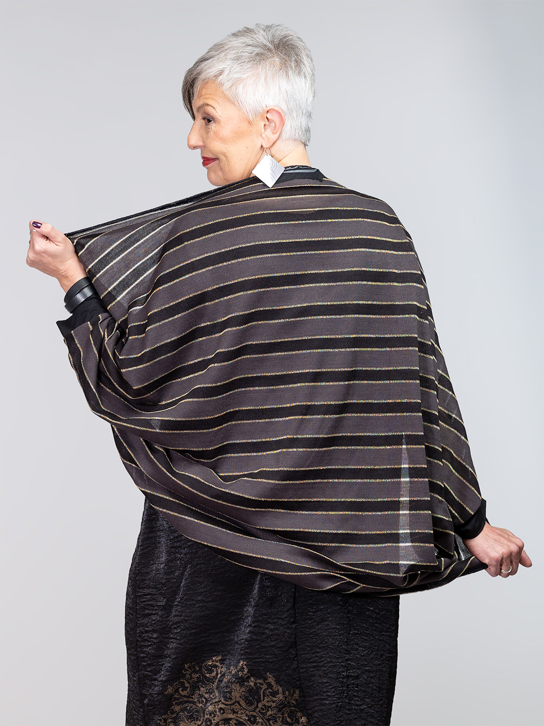 Vesta na pruge od laganog pletiva protkanog zlatnim nitima