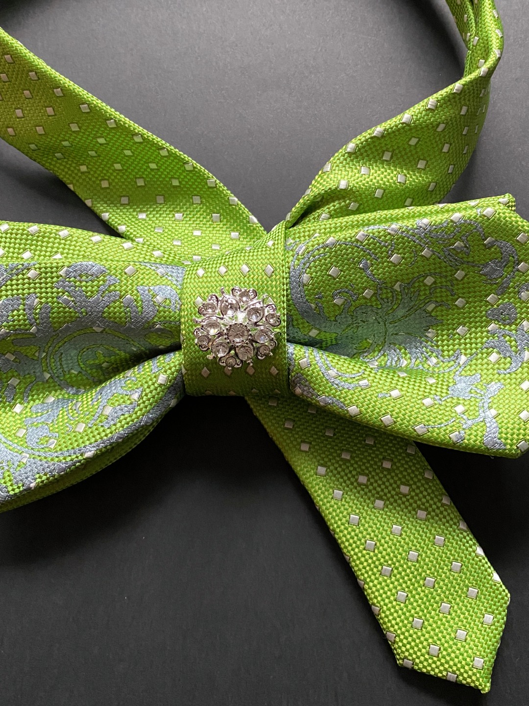 redizajnirana zelena kravata pretvorena u žensku mašnu