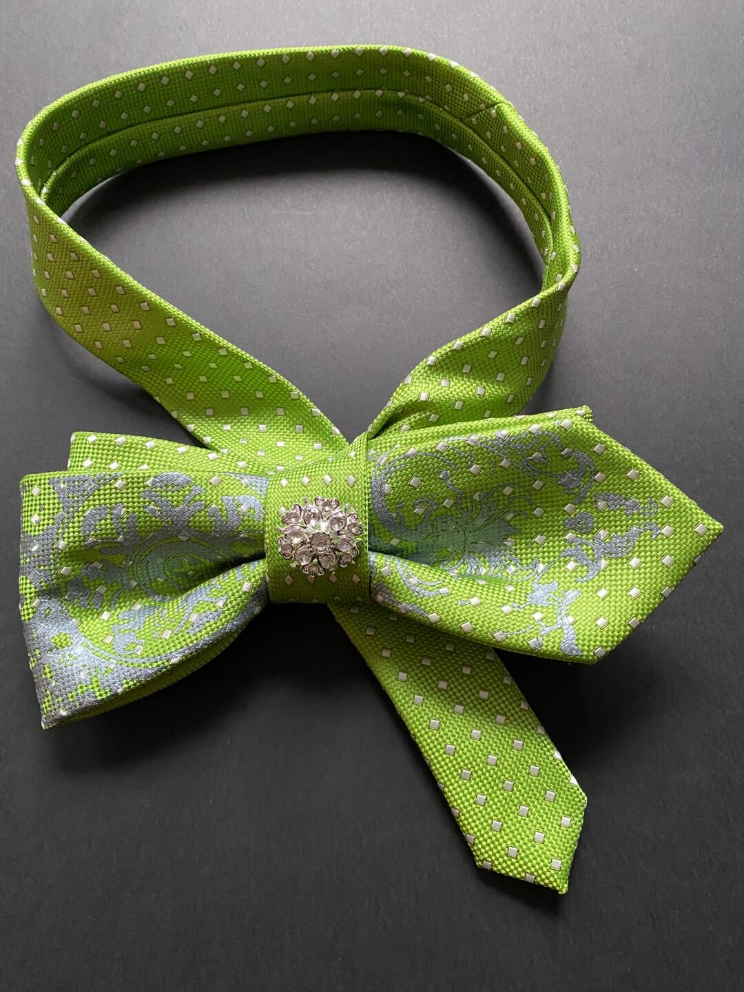 redizajnirana zelena kravata pretvorena u žensku mašnu