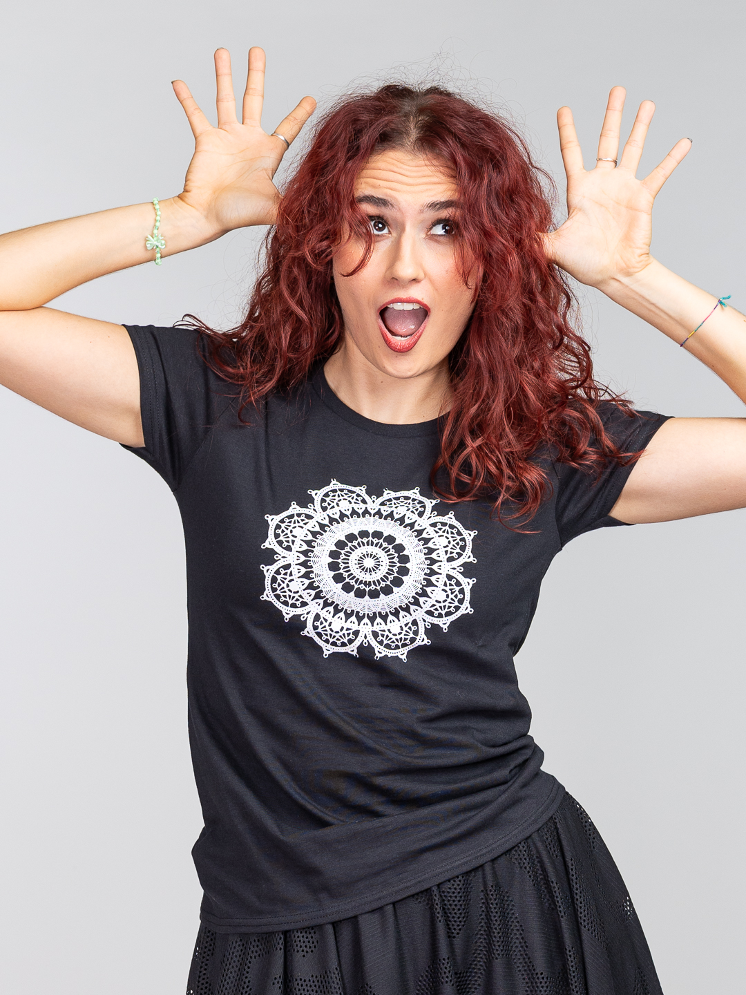 Crna pamučna majica s velikim centralnim bijelim printom u obliku čipke