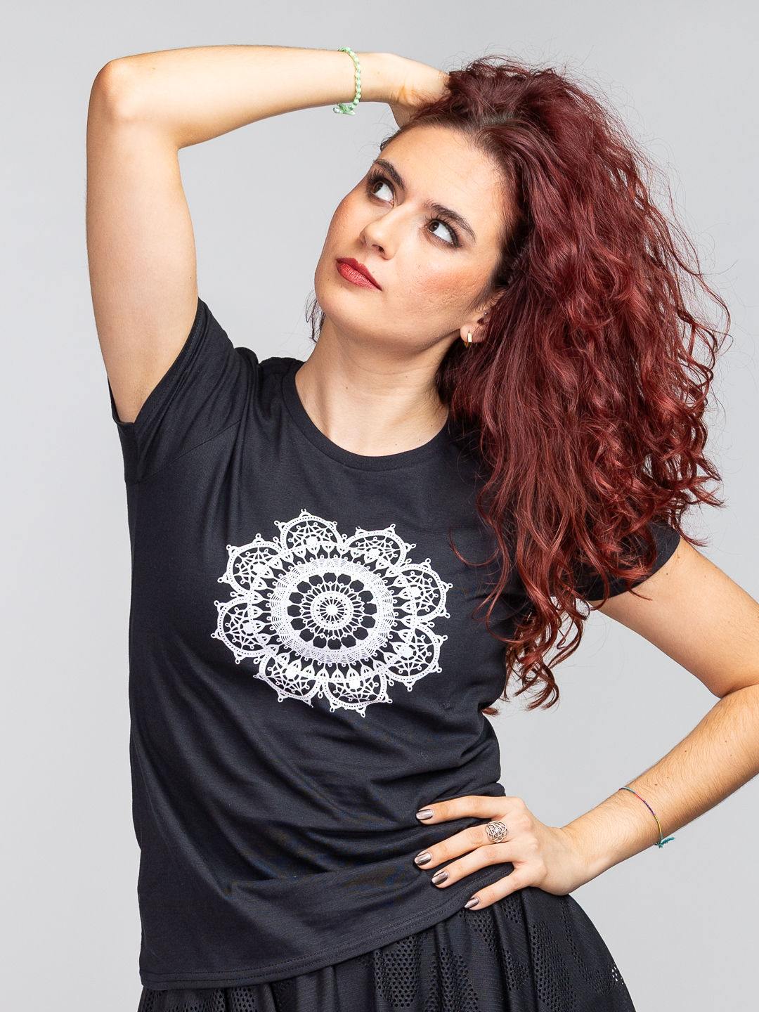 Crna pamučna majica s velikim centralnim bijelim printom u obliku čipke