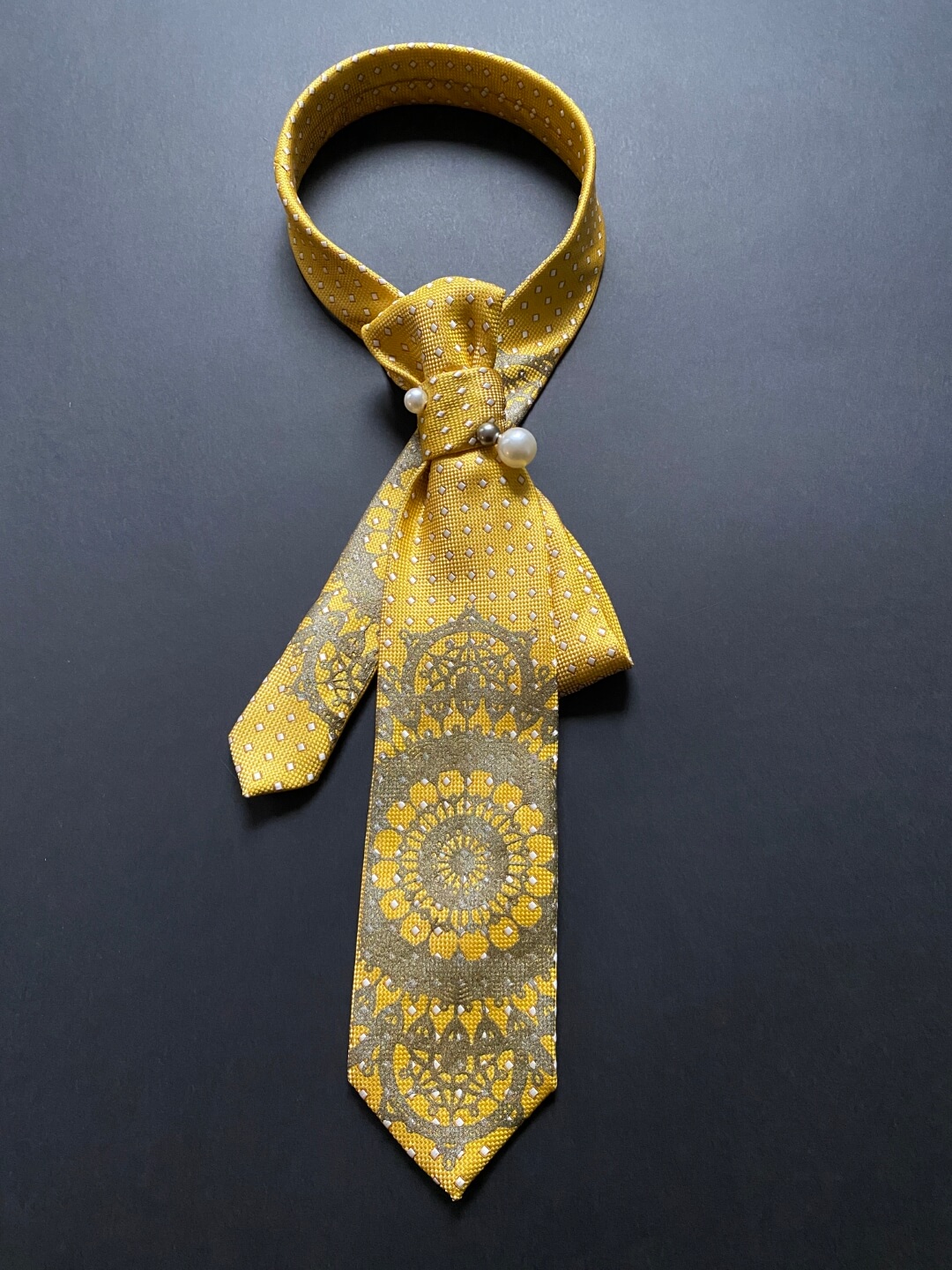 Žuta kravata s tiskom čipke