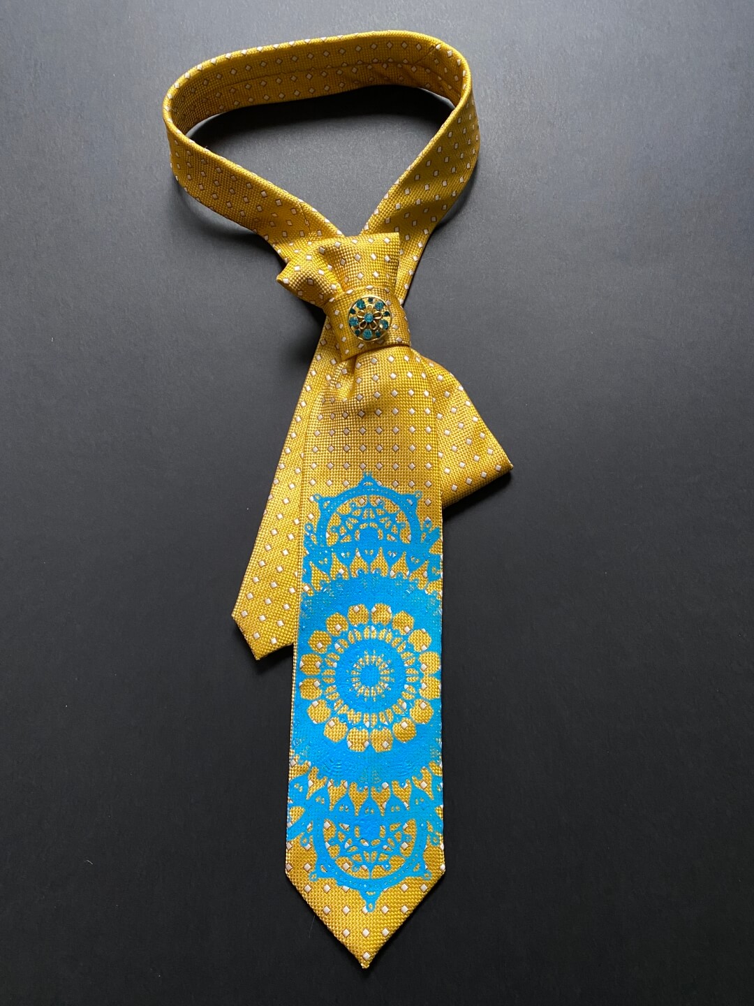 Žuta kravata s tiskom čipke plave boje