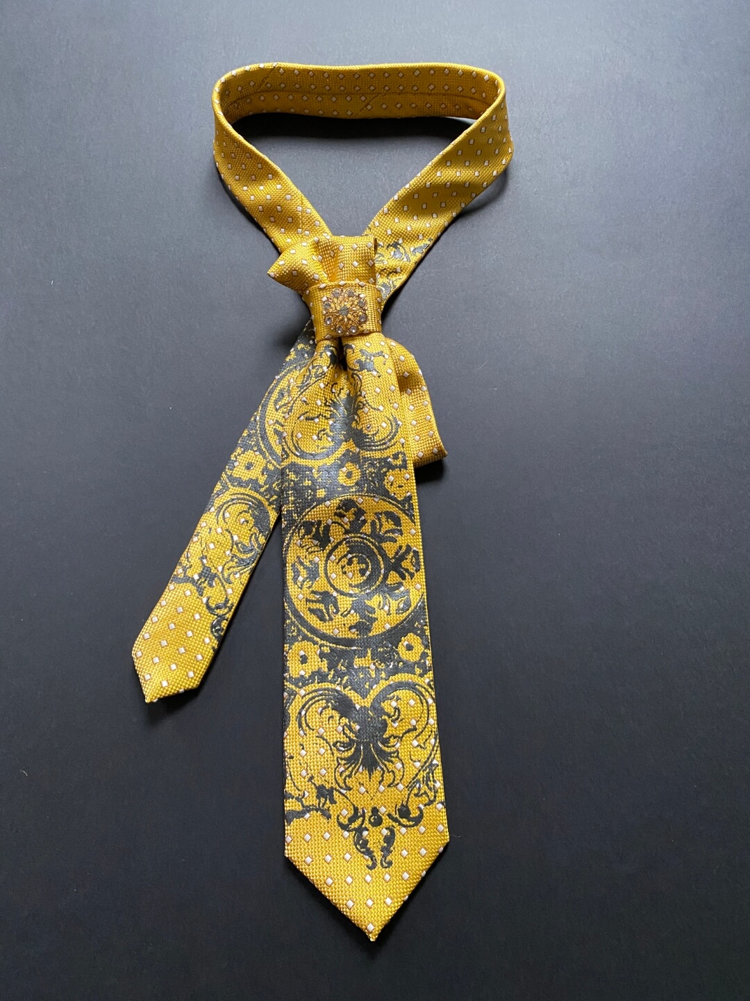 redizajnirana žuta kravata s tiskom čipke