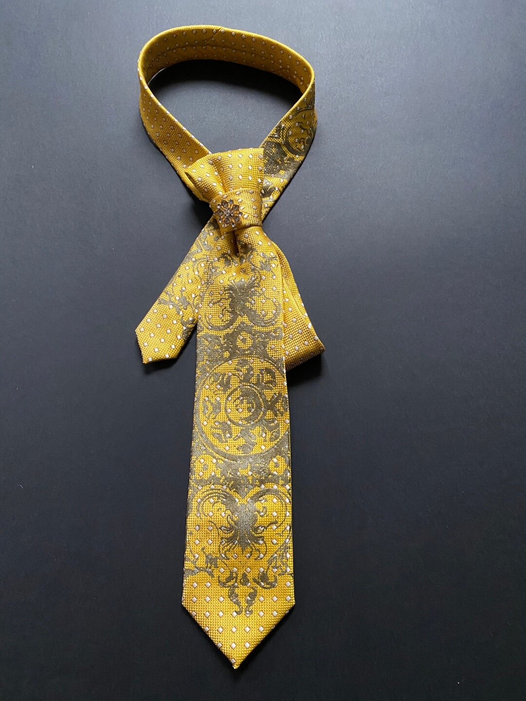 redizajnirana žuta kravata s tiskom čipke