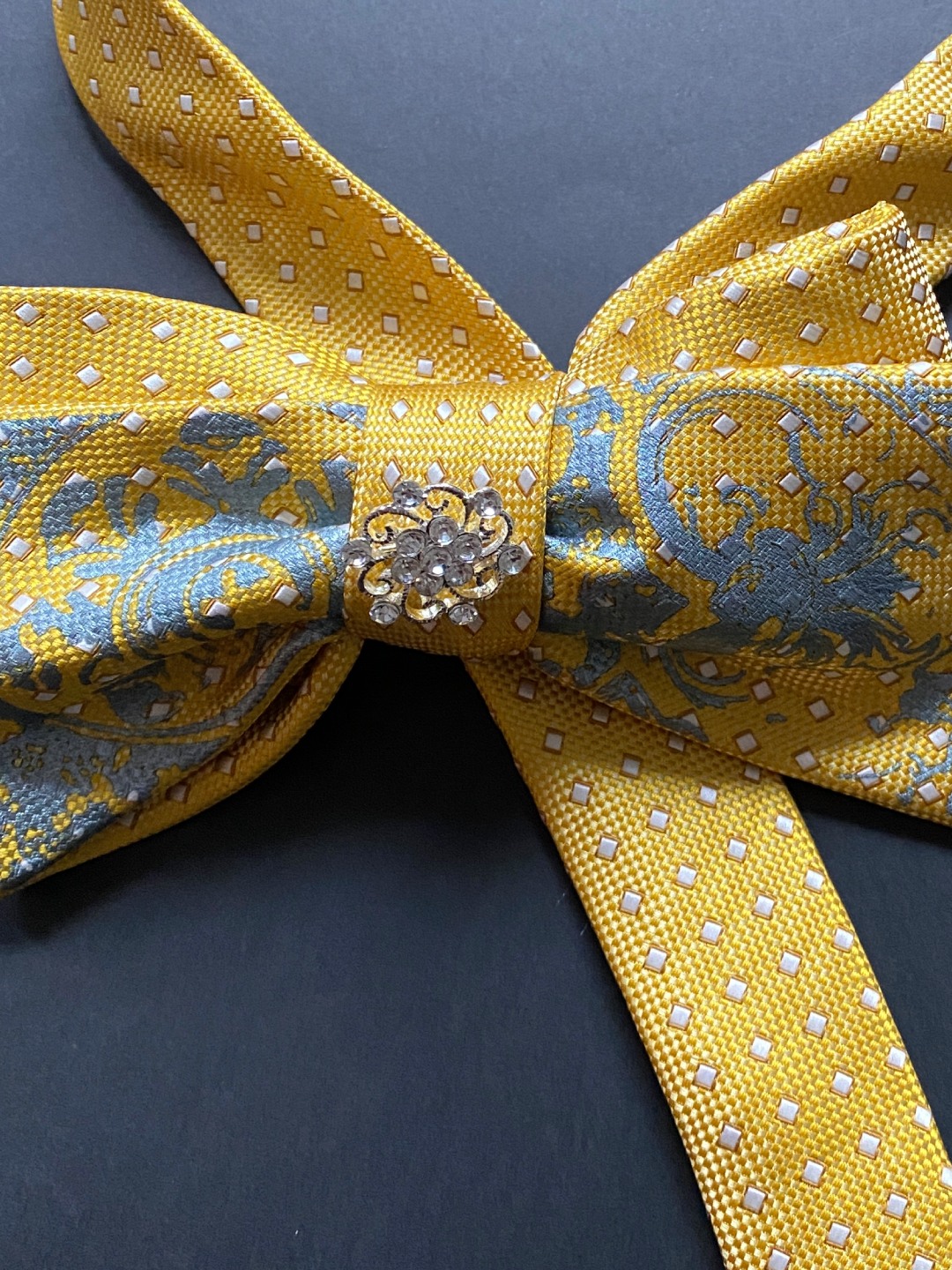 Redizajnirana žuta kravata-mašna s tiskom čipke