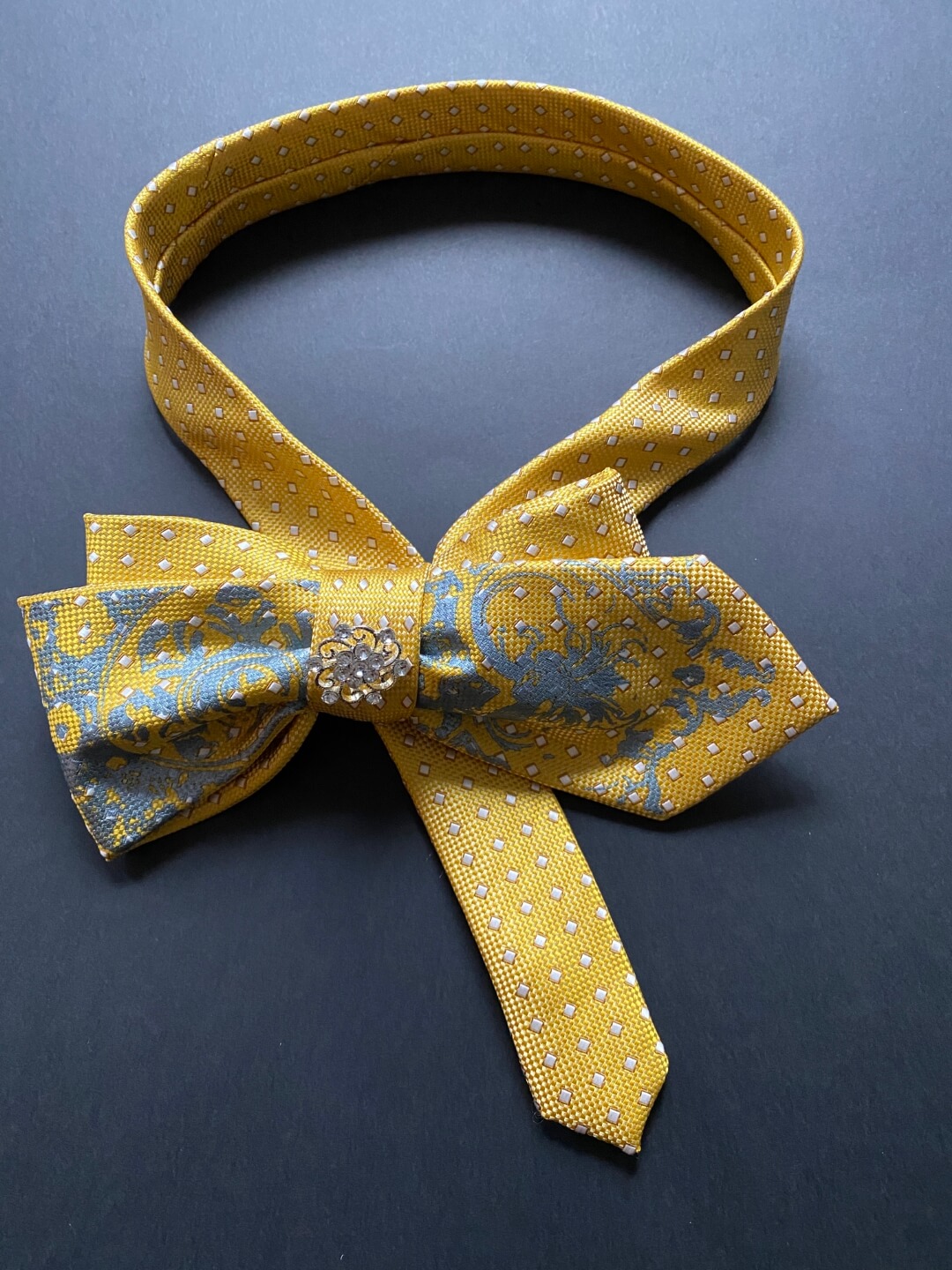 Redizajnirana žuta kravata-mašna s tiskom čipke