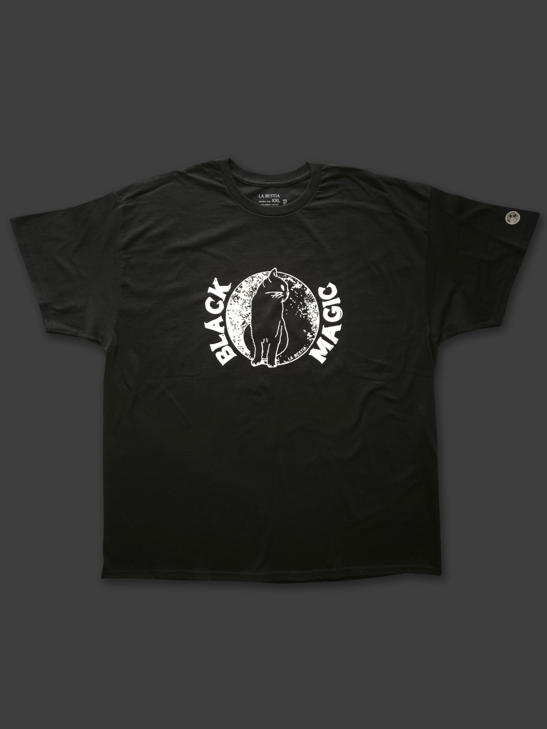 Crna majica kratkih rukava s natpisom Black Magic i ilustracijom crne mačke na krugu.