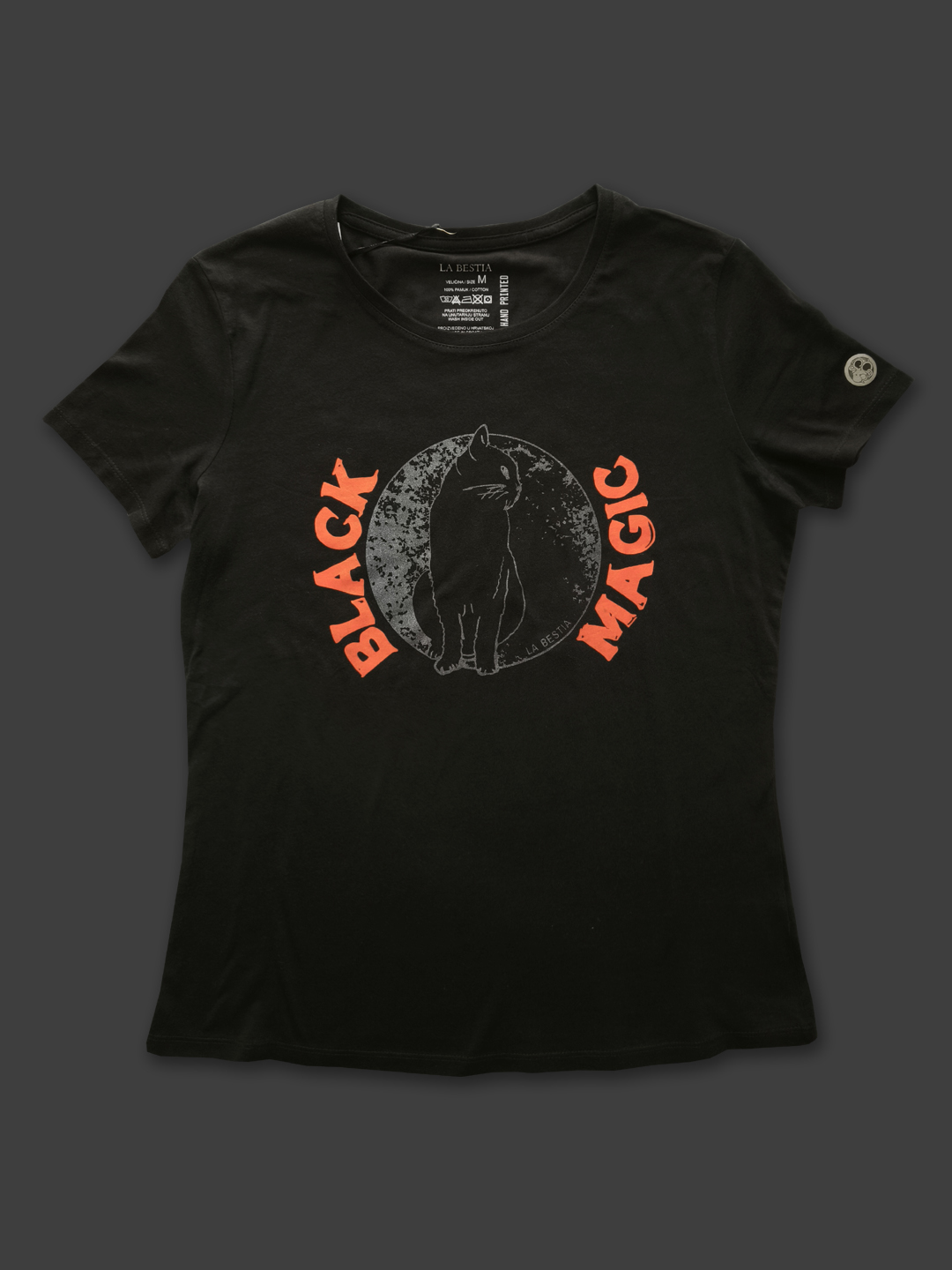 Crna majicu kratkih rukava s natpisom Black Magic i ilustracijom crne mačke na krugu.