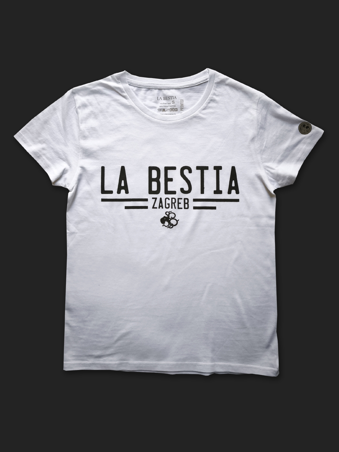 Bijela ženska pamučna majica kratkih rukava s crnim natpisom La Bestia Zagreb i logotipom.