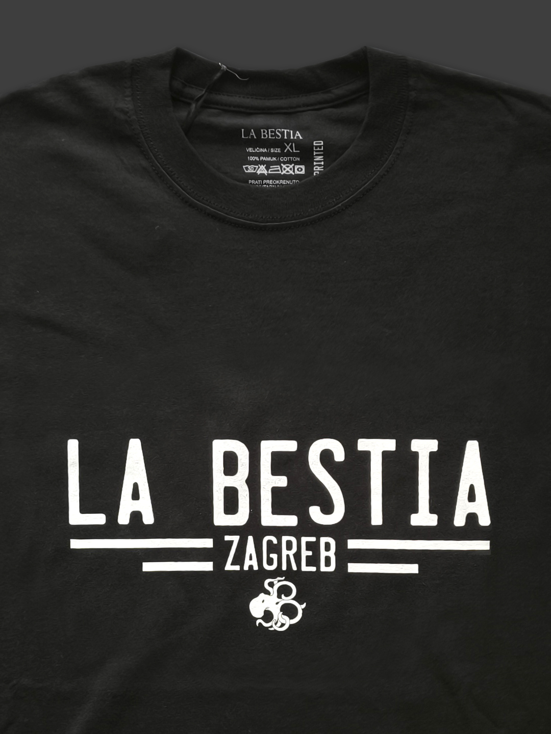 Crna pamučna majica kratkih rukava s bijelim natpisom La Bestia Zagreb i logotipom.
