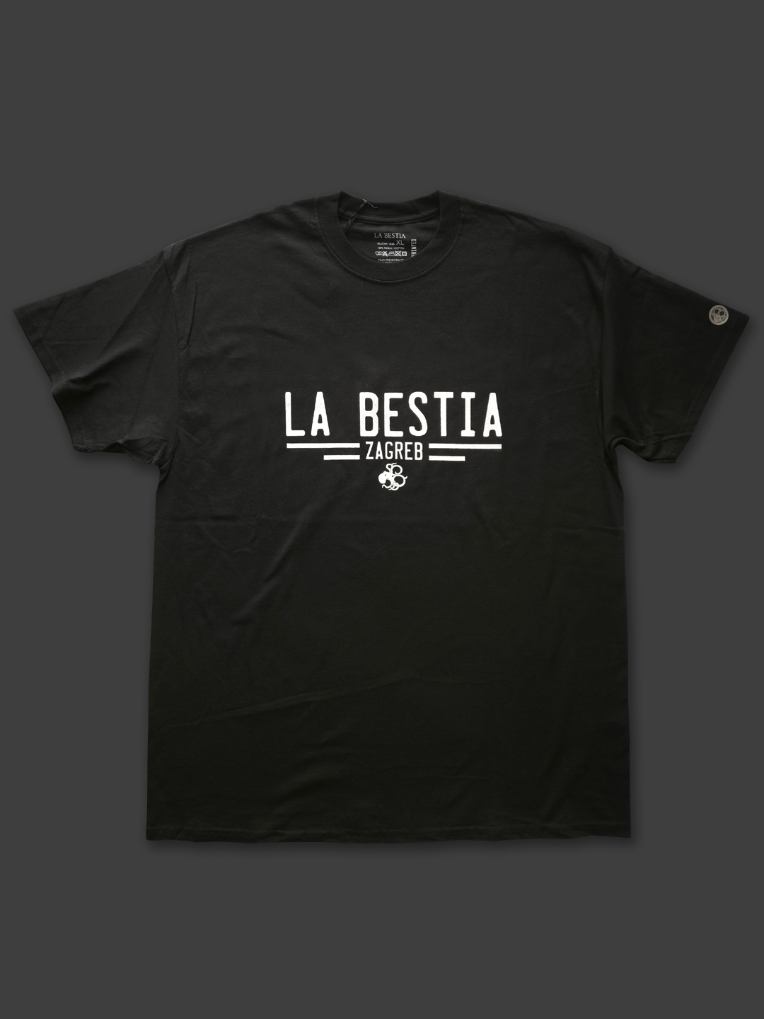 Crna pamučna majica kratkih rukava s bijelim natpisom La Bestia Zagreb i logotipom.