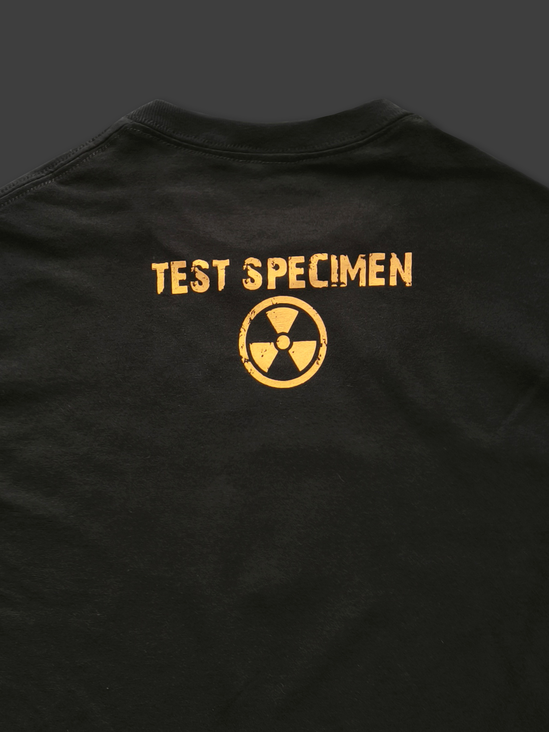 Crni t-shirt s natpisom Test Specimen na leđima