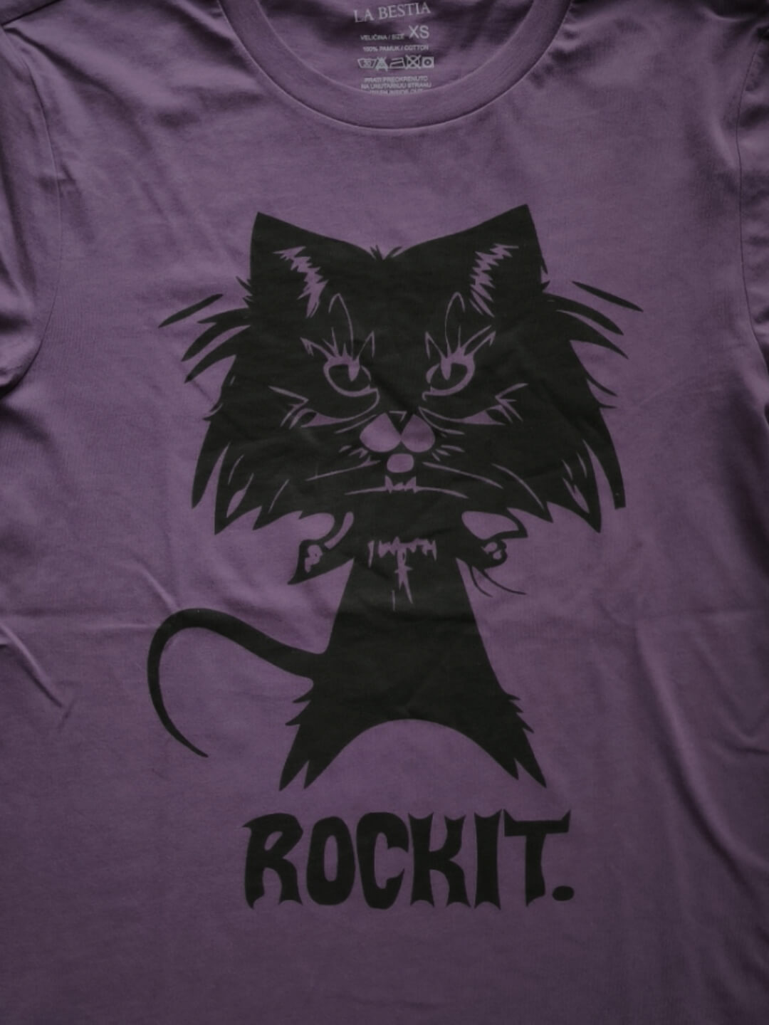 Ljubičasta majica s tiskom crne mačke i natpisom Rockit