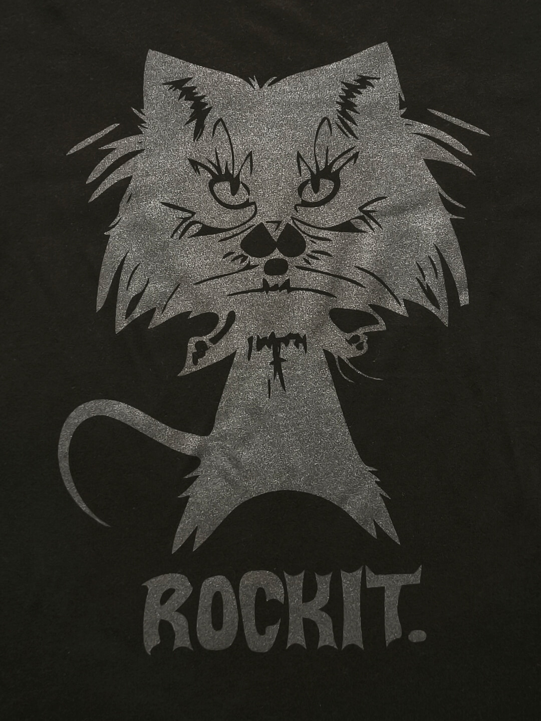 Tisak mačke i natpis Rockit na crnoj majici
