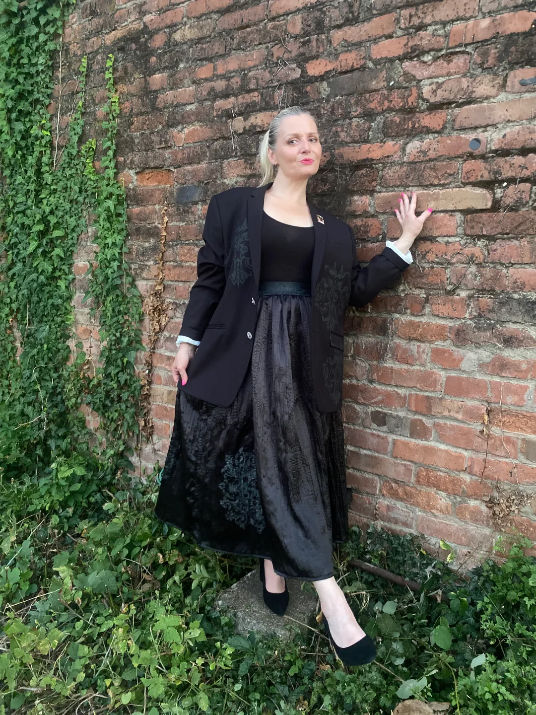 Crni oversized sako - Night Bloom i crna duga suknja s tiskom Mirakul