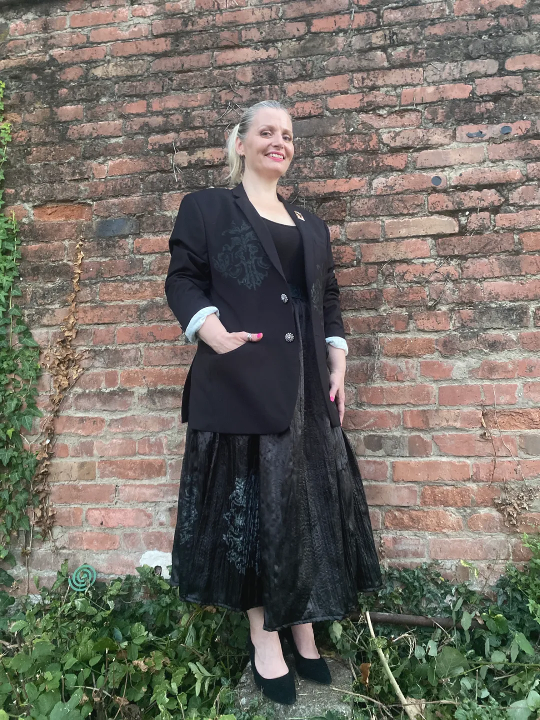 Crni oversized sako - Night Bloom i crna duga suknja s tiskom Mirakul