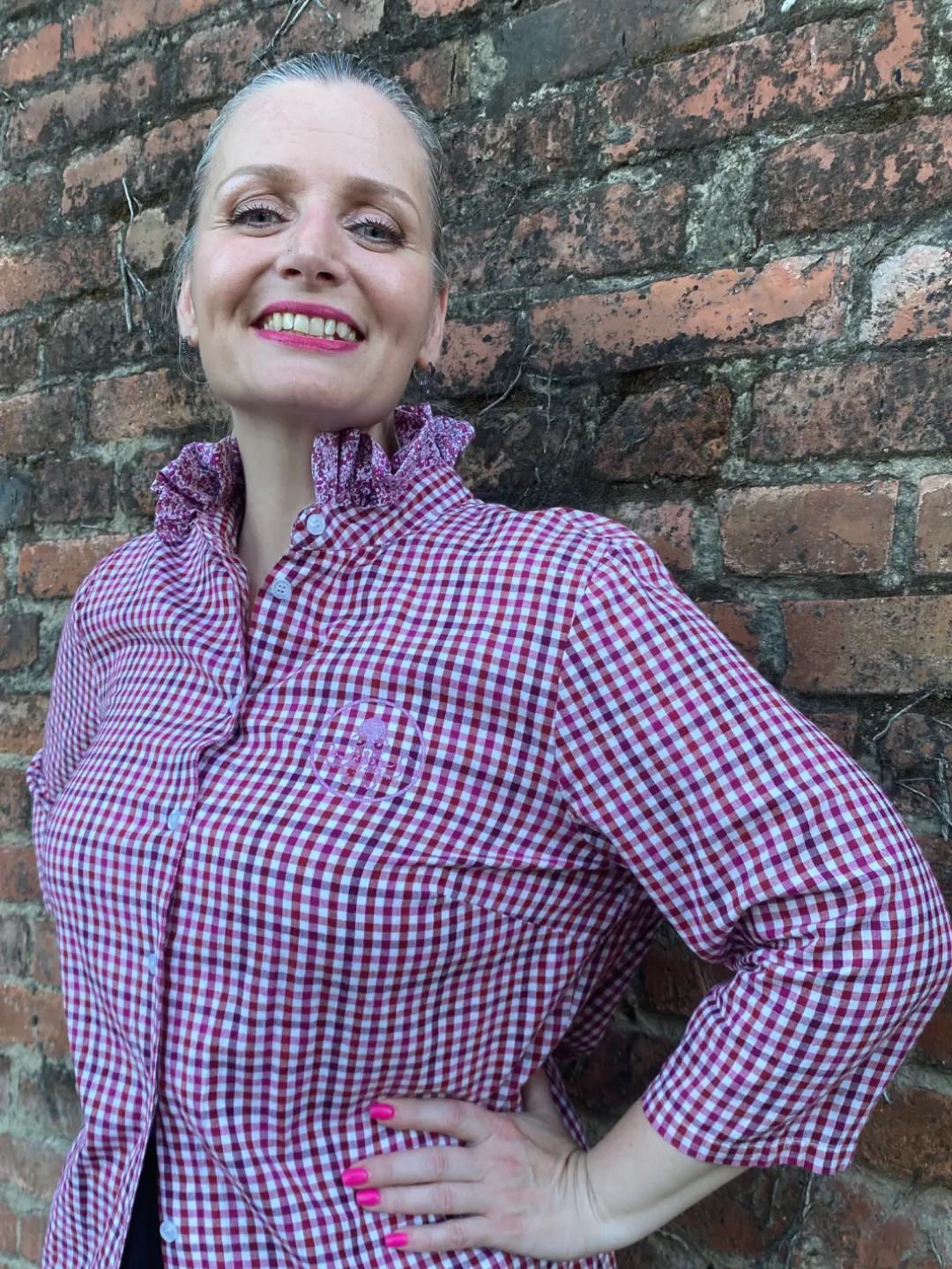 Karirana crveno-roza košulja Cherry Rebel (5) Unikatna košulja u crveno‑bijelom kariranom uzorku Cherry Rebel