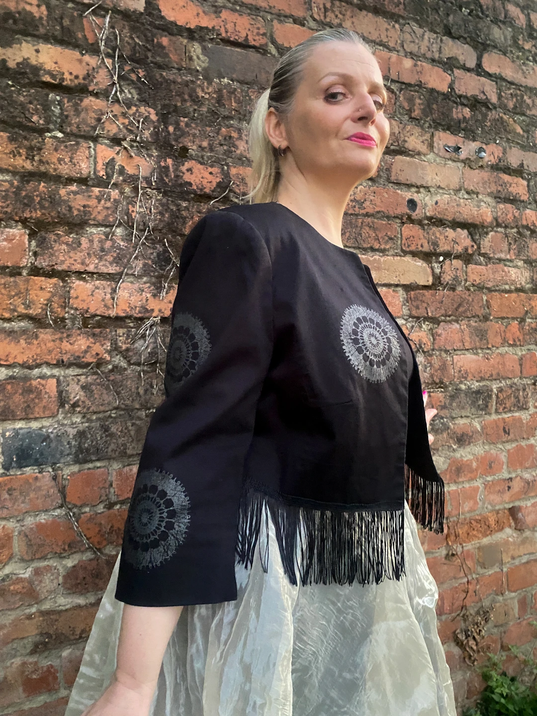 Kratki sako Lace i bež suknja od svile (2) Kratki crni sako s resama i tiskom Circle Shaman
