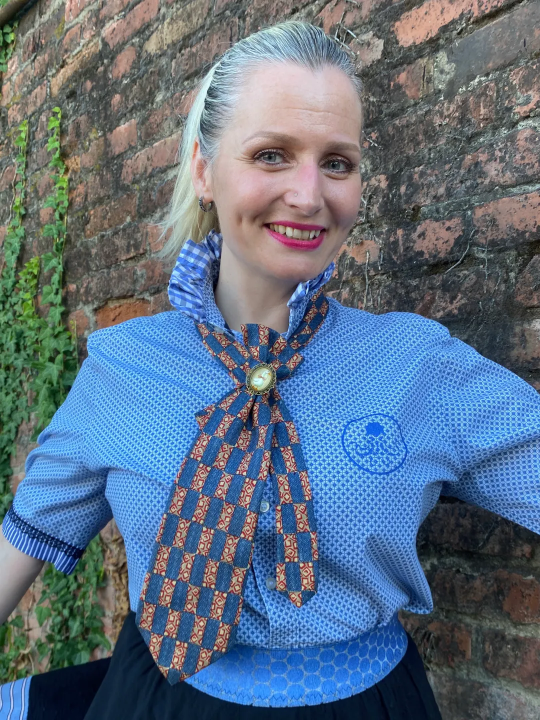 Svilena retro kravata s brošem u vintage stilu sa slikom patkice i svjetlo plava košulja